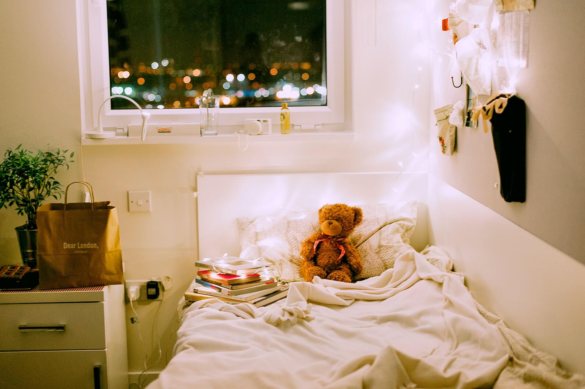 cute dorm room idea for bedding with teddy bear